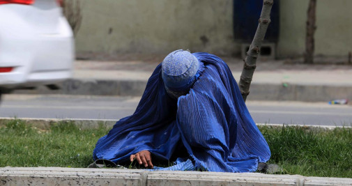 Una mujer pide limosna en Kabul, Afganistán / STRINGER