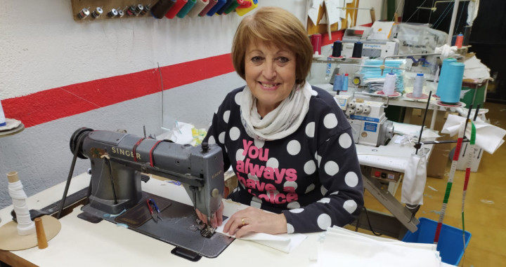 Mari Carmen, otra de las voluntarias, mientras cose una mascarilla / CEDIDA