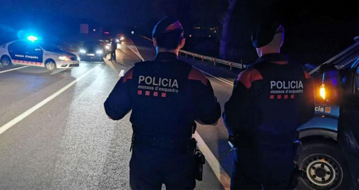 Agentes de Mossos, sin protección ante el coronavirus, en una zona confinada / MOSSOS