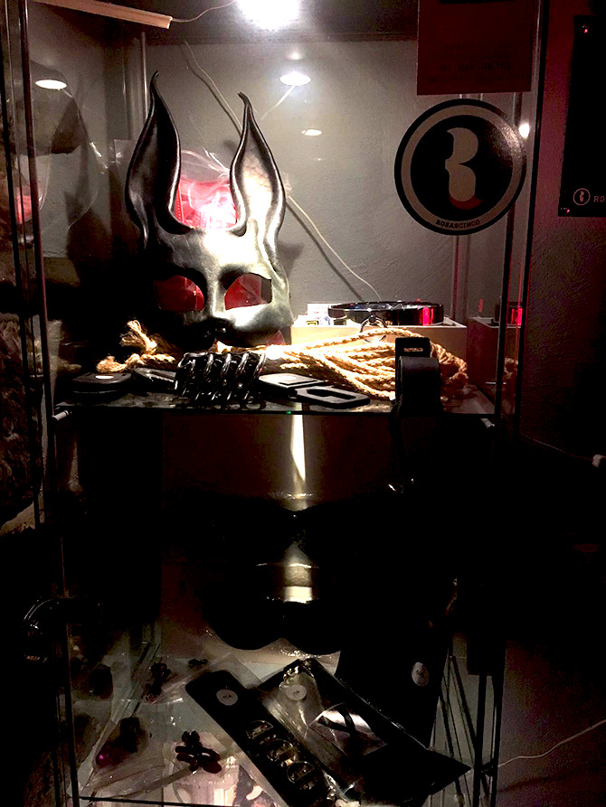 Escaparate con los utensilios propios del BDSM / CG