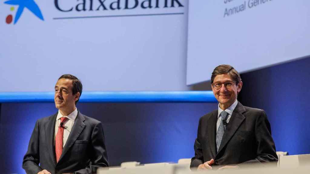 El presidente de Caixabank, José Ignacio Goirigolzarri (d), y el consejero delegado de la entidad, Gonzalo Gortázar (i), durante la primera reunión de la junta de accionistas de la entidad / EP