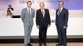 De izq. a dcha., el coconsejero delegado de Grifols, Víctor Grífols Deu; el presidente de honor de Grifols, Victor Grífols Roura; y el coconsejero delegado de Grifols, Raimon Grífols Roura