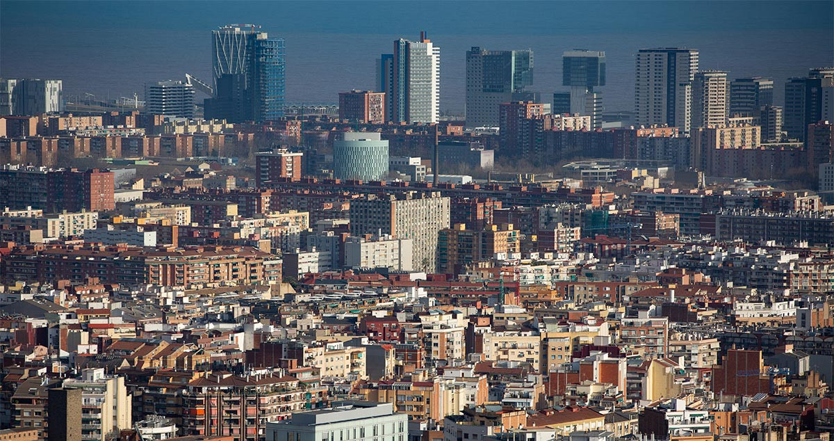 Vista panorámica de edificios de Barcelona, entre ellas empresas para las que piden rebajas fiscales / EP