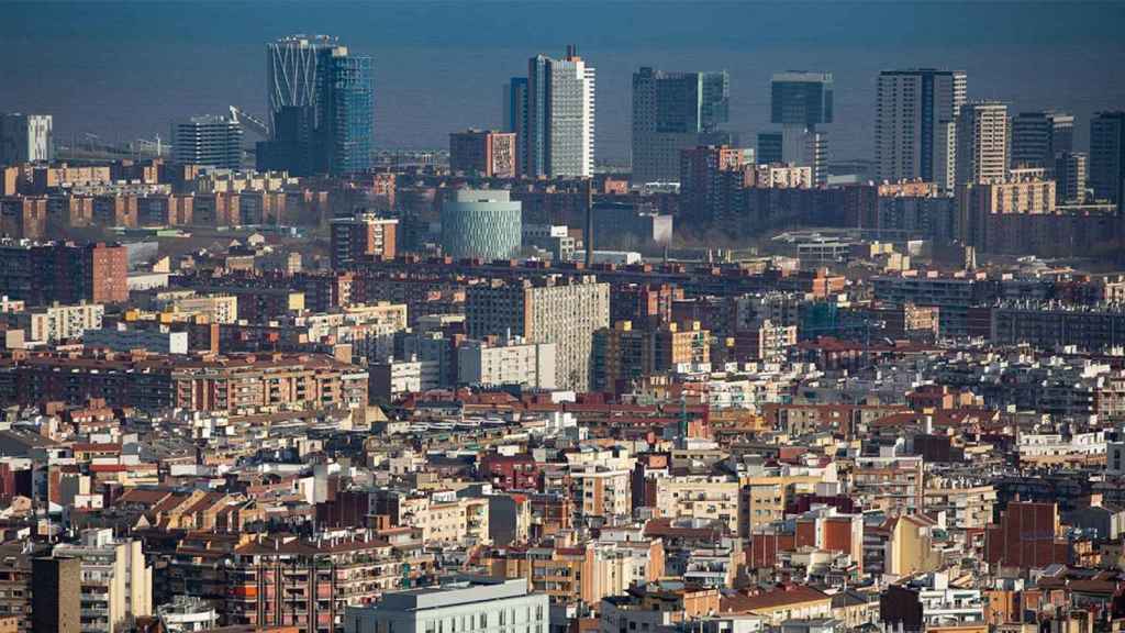 Vista panorámica de edificios de Barcelona, entre ellas empresas para las que piden rebajas fiscales / EP