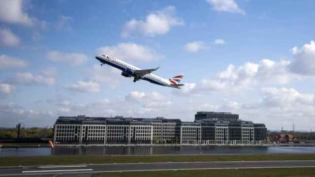 Un avión de BA CityFlyer despega del aeropuerto de London City /EP