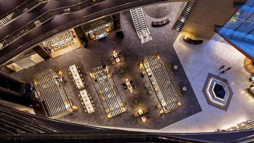 Imagen aérea del 'hall' del Fairmont Juan Carlos I de Barcelona