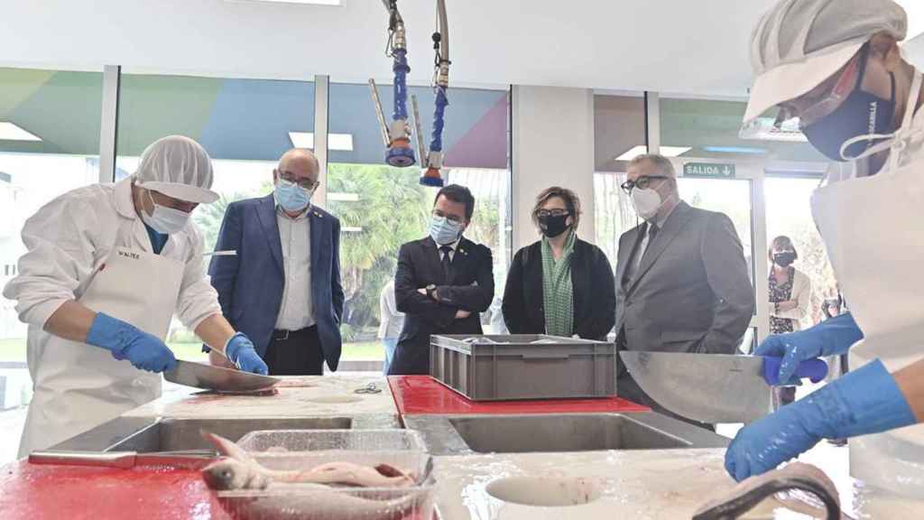 El consejero de Educación, Josep Bargalló, el vicepresidente en funciones de presidente de la Generalitat, Pere Aragonès, la presidenta de Mercabarna, Montserrat Ballarín y el director general de Mercabarna, Jordi Valls en el Aula del Fresco de Mercabarna