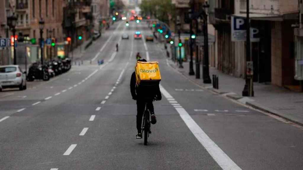 Imagen de un repartidor de Glovo en la Vía Laietana de Barcelona / EP