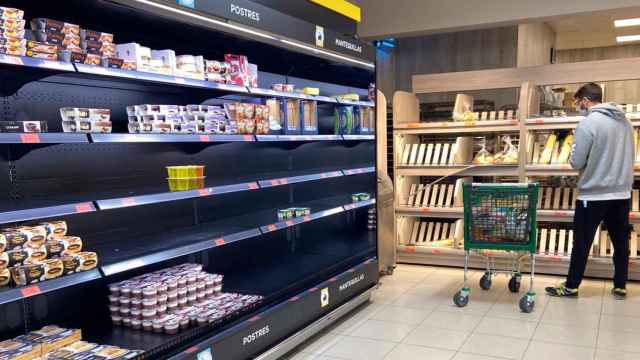 Estanterías vacías en los supermercados en días de coronavirus / EP