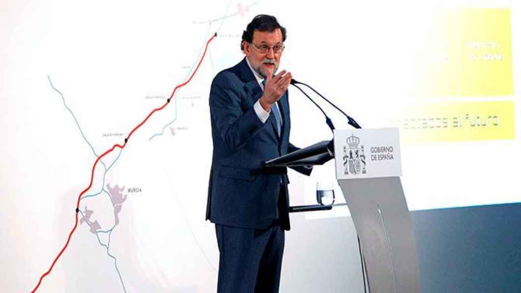 Mariano Rajoy, presidente del Gobierno, anuncia la revisión al alza de las previsiones económicas de 2018 / EFE