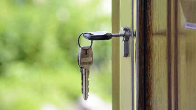 Una llave en la cerradura de una puerta de una casa / CG