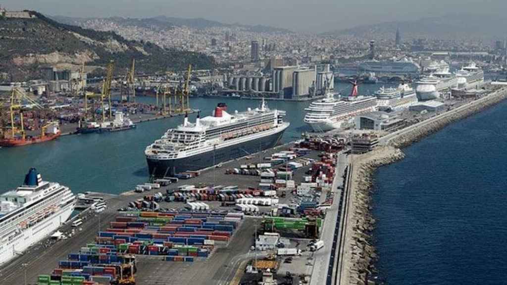 Varios cruceros amarrados en el puerto de Barcelona / CG