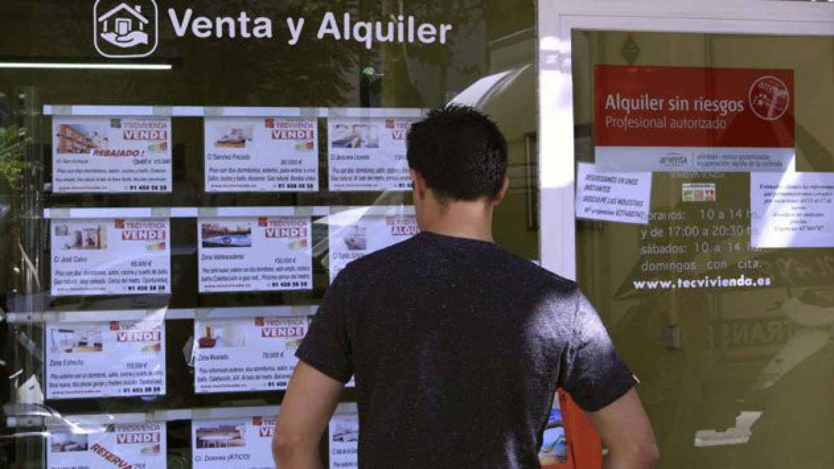 Un hombre examina pisos en alquiler y en venta en Madrid / CG