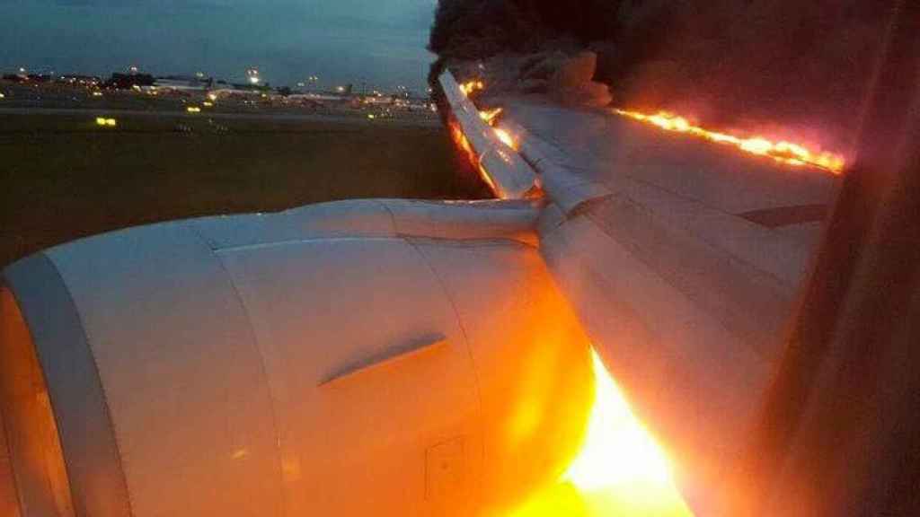 Un avión de Singapore Airlines termina en llamas.