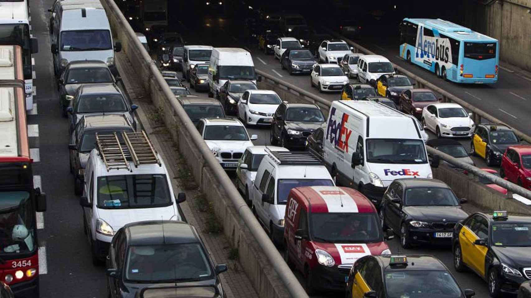 Retenciones a la entrada de Barcelona, coincidiendo con la huelga del metro y la primera jornada del Mobile World Congress / EFE