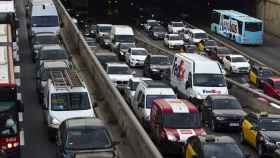 Retenciones a la entrada de Barcelona, coincidiendo con la huelga del metro y la primera jornada del Mobile World Congress / EFE