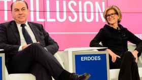 Axel Weber, presidente del banco suizo UBS, y Mary Callahan Erdoes, consejera delegada de J. P. Morgan Asset Management, durante su intervención en el Foro de Davos.