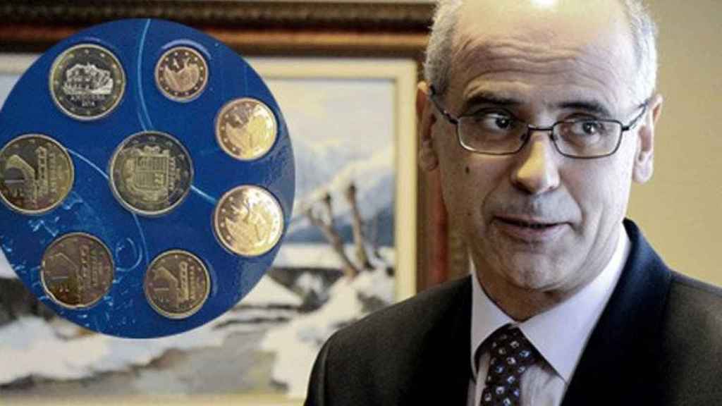 El jefe del Gobierno de Andorra, Antoni Martí, y un juego de euros del Principado