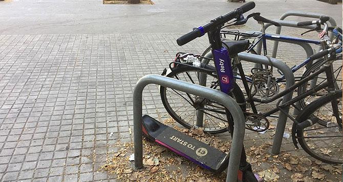 Uno de los patinetes de Reby aparcados en una U invertida en Barcelona / CG