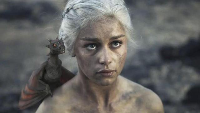 Emilia Clarke cómo Daenerys Targaryen en una de las escenas más icónicas de 'Juego de Tronos', cuándo nacen sus dragones.