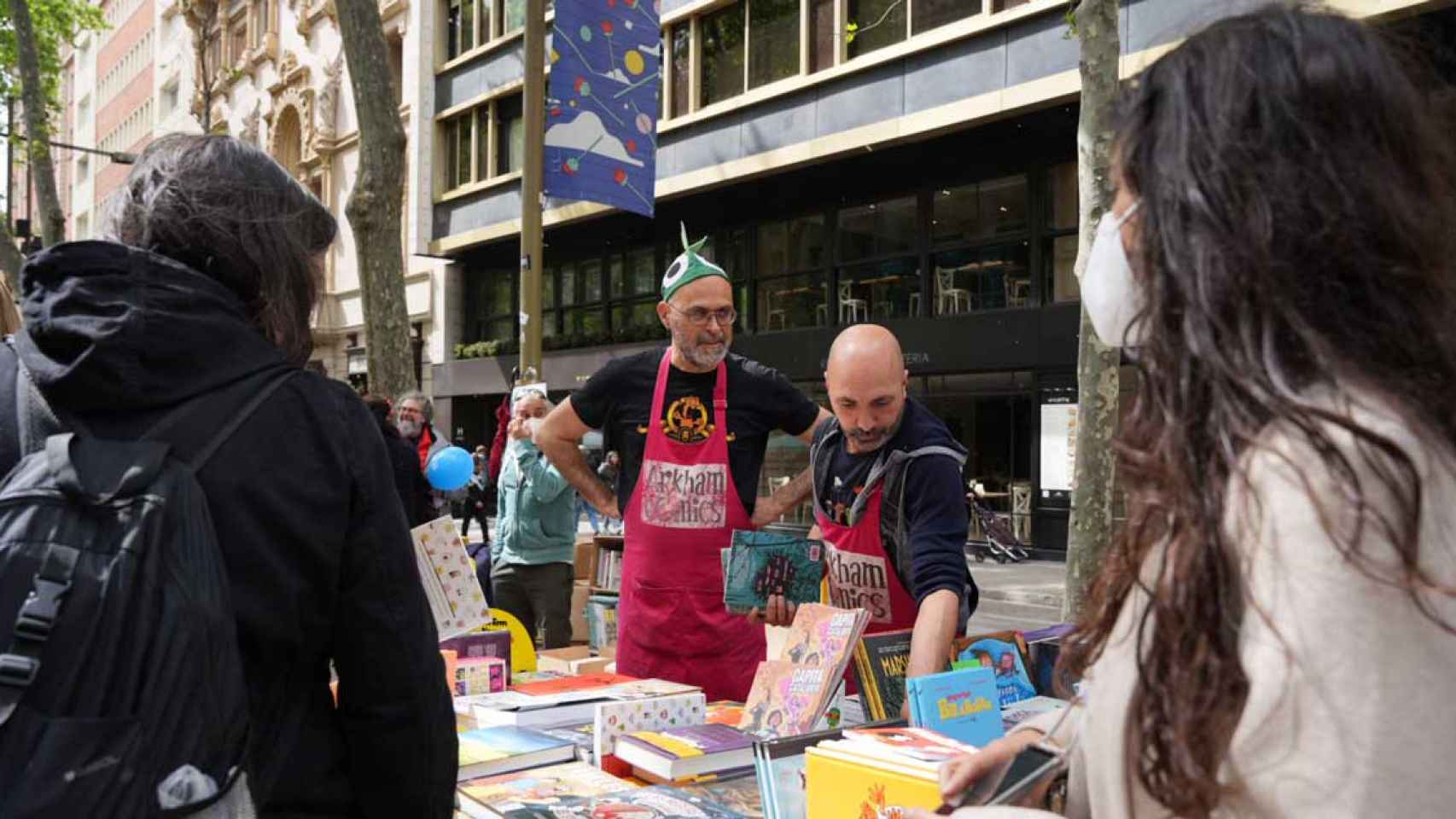 Un puesto de libros en la diada de Sant Jordi / LUIS MIGUEL AÑÓN - CG