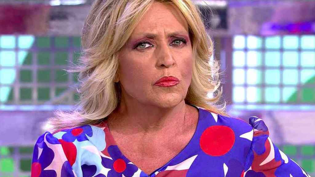 La madre de Lydia Lozano pasea sin mascarilla por las calles del centro de Madrid / MEDIASET