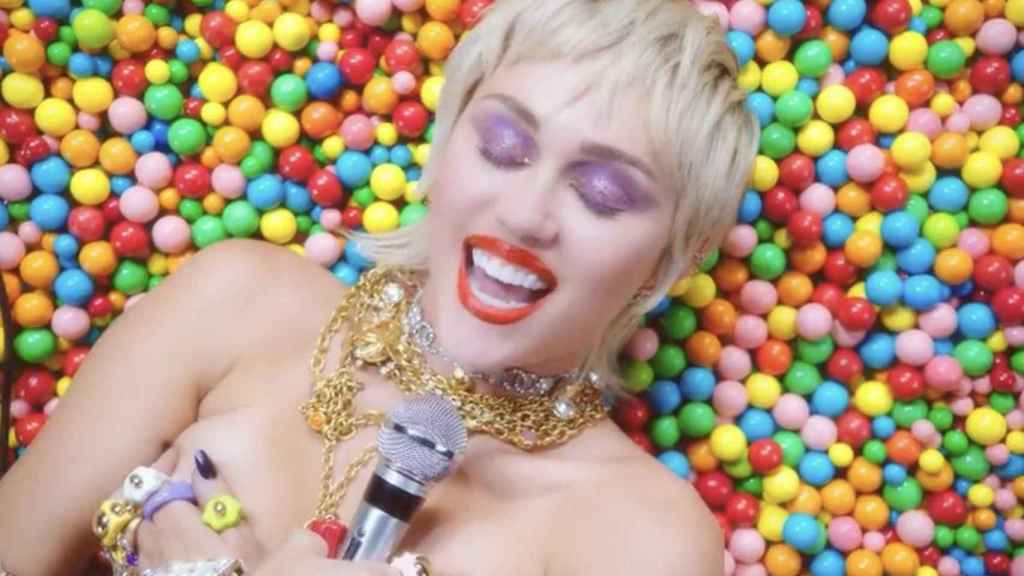 Miley Cyrus en el videoclip de 'Midnight Sky' / YOUTUBE