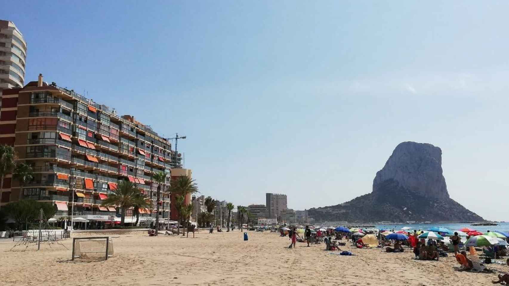 Un hombre viola tres veces a la niñera de sus hijos en Calpe /CD