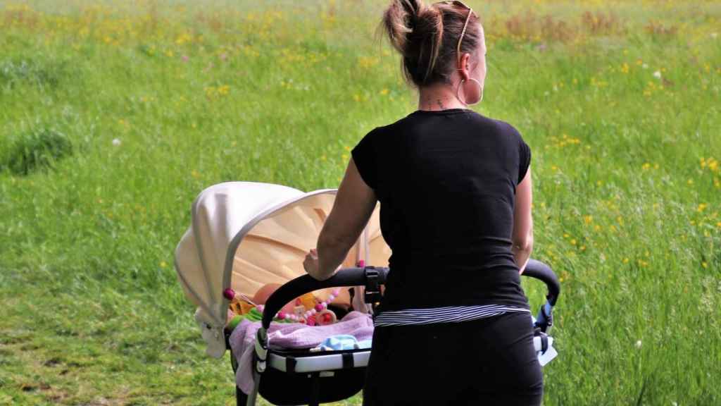 Una mujer madre de dos hijos gemelos / CG