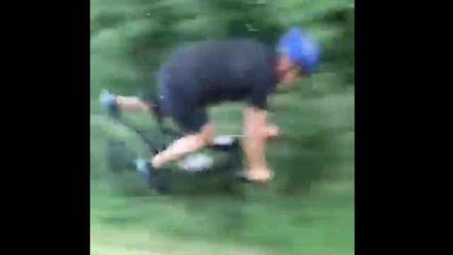 Una foto del momento en que el ciclista cae de su bicicleta tras el empujón