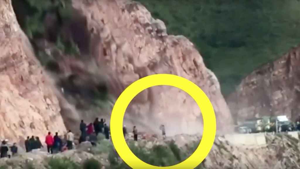 Una captura de pantalla del momento en que la mujer es arrollada por la montaña