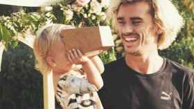 Griezmann se divierte jugando con su hija en casa