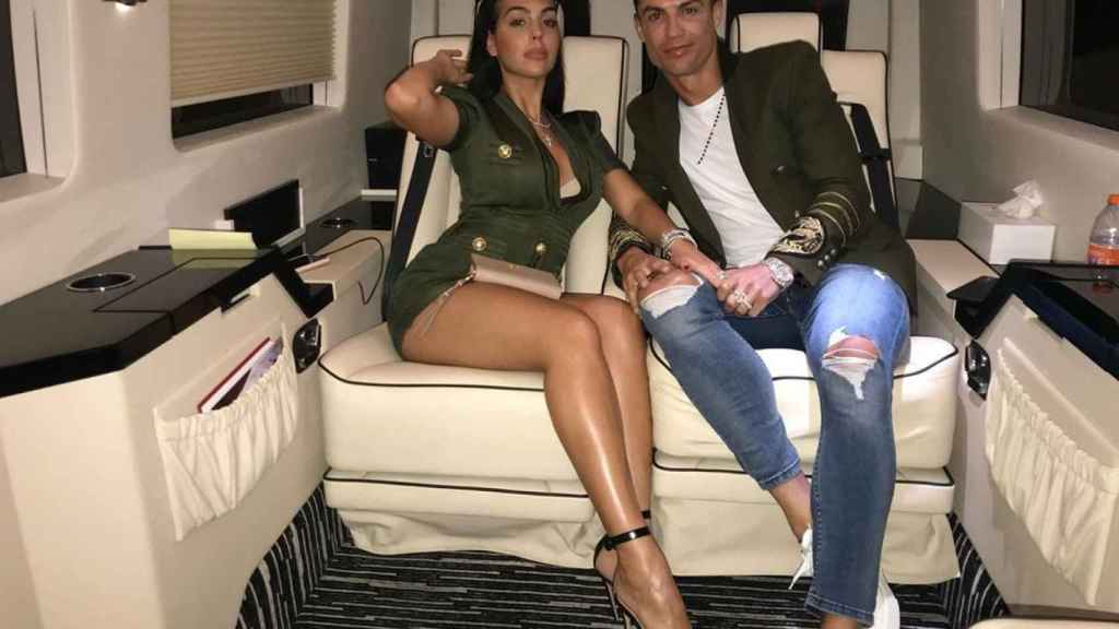 Georgina Rodríguez con Cristiano Ronaldo en una limusina Hummer