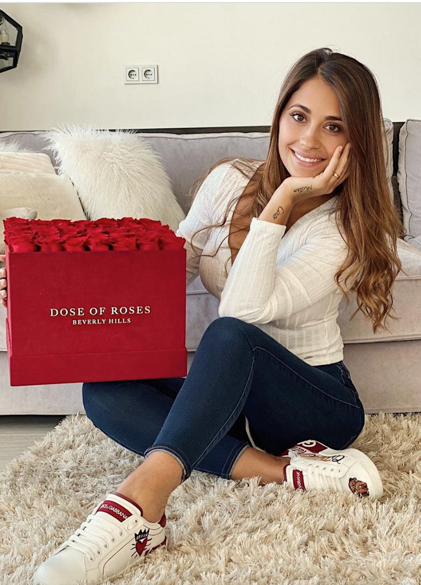 Antonella Roccuzzo con su caja de rosas rojas / Redes