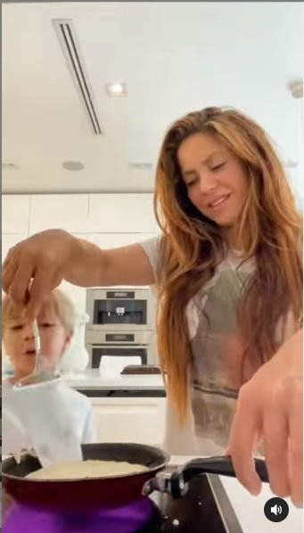 Shakira hace una tortita para desayunar