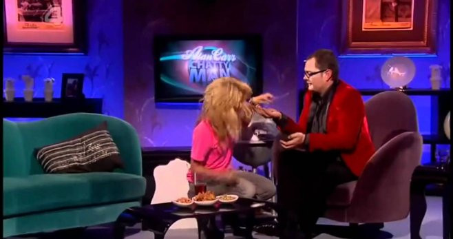 Shakira en una entrevista en el programa de Alan Carr