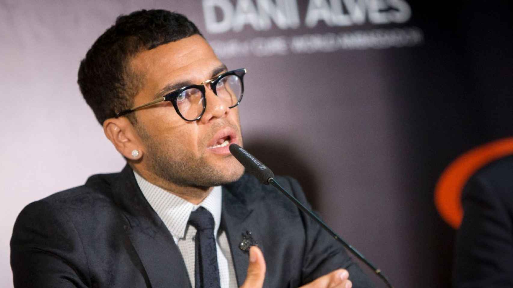 Una imagen de archivo de Dani Alves, durante un acto / REDES