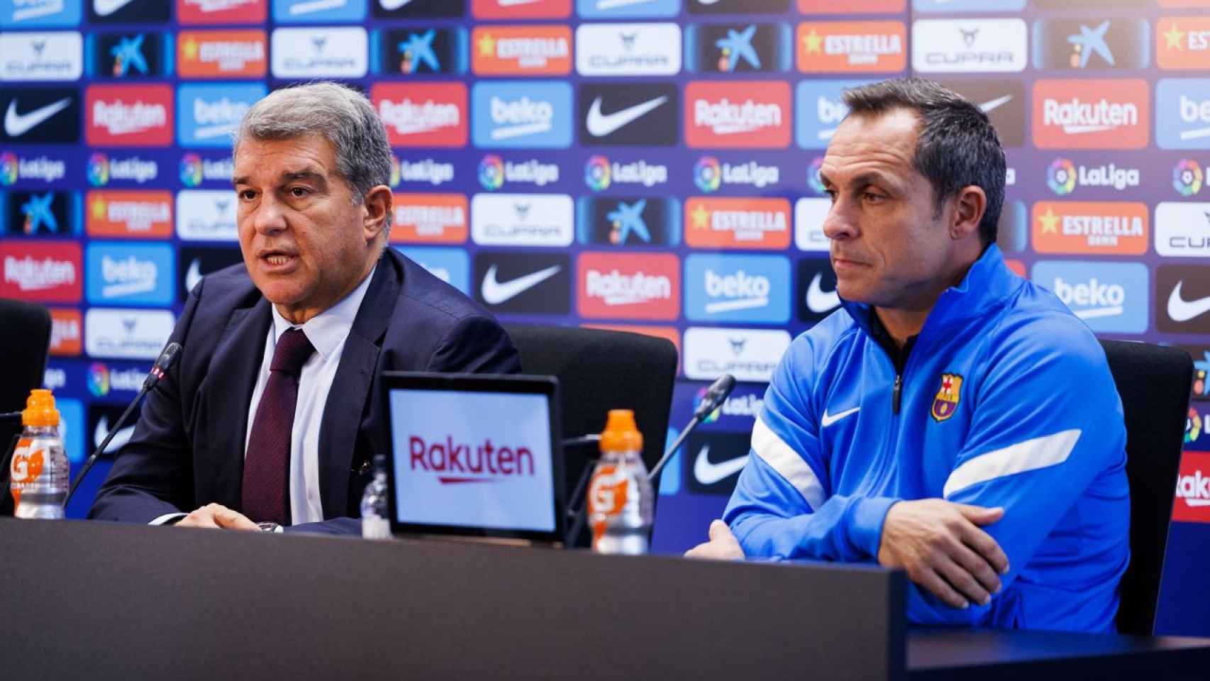 Joan Laporta y Sergi Barjuan en la presentación del segundo como entrenador interino del Barça / FCB