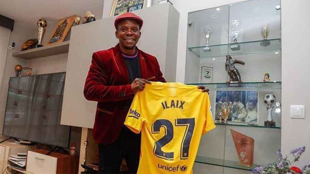 Mamady Moriba, el padre de Ilaix, posando con la camiseta del primer gol con el primer equipo del Barça de su hijo / REDES