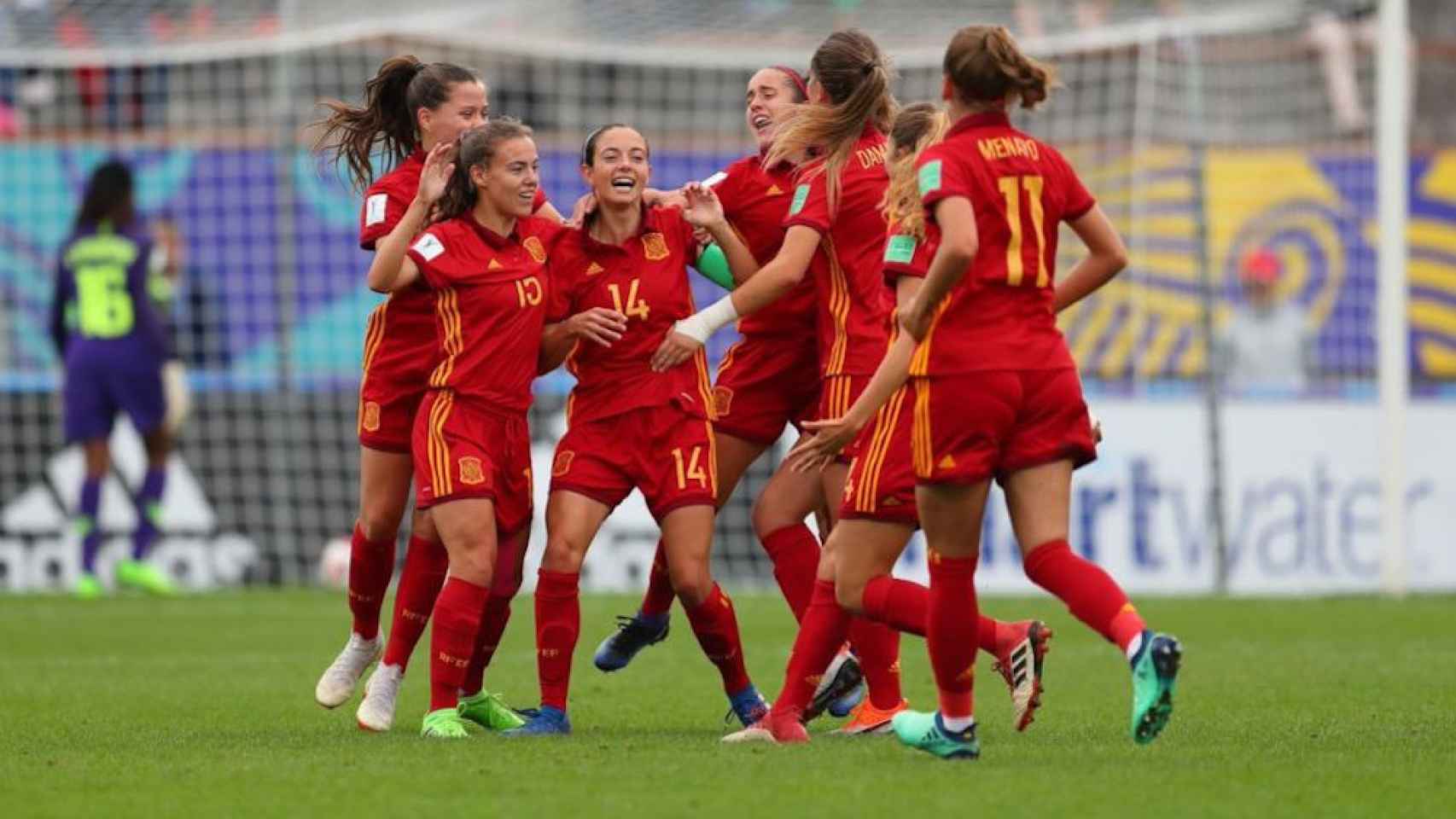 Una foto de la selección española femenina Sub-20 celebrando un gol ante Nigeria entre ellas cuatro azulgranas