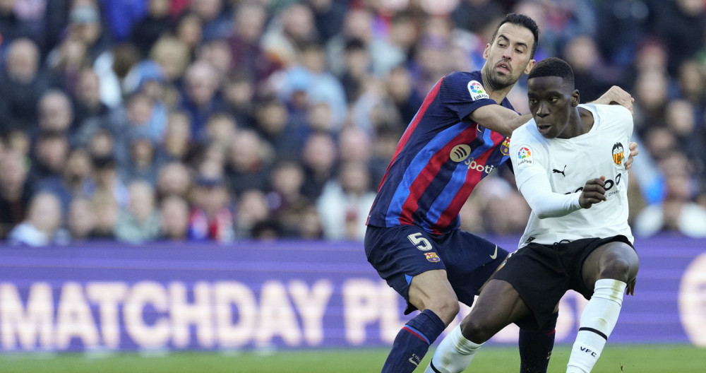 Ilaix Moriba, luchando con Busquets por un balón en el Barça Valencia / EFE