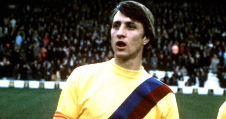 Una foto de Johan Cruyff con la camiseta amarilla / Twitter