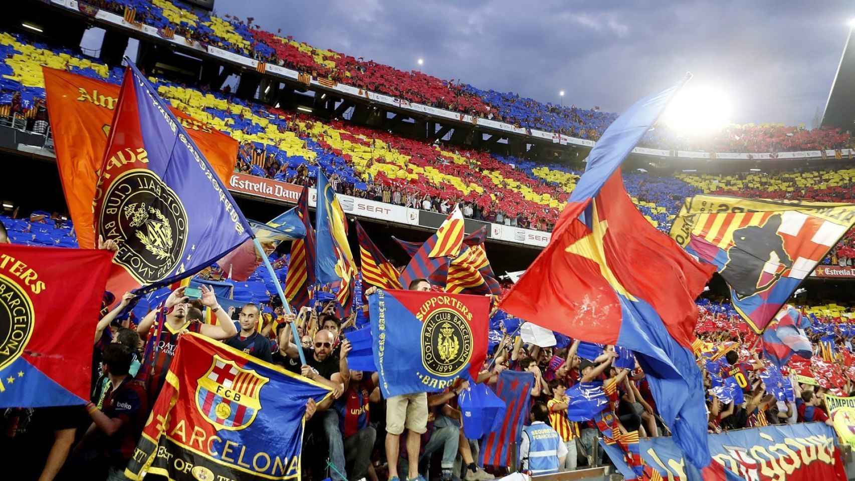 La Grada de animación, en el gol norte del Camp Nou / EFE