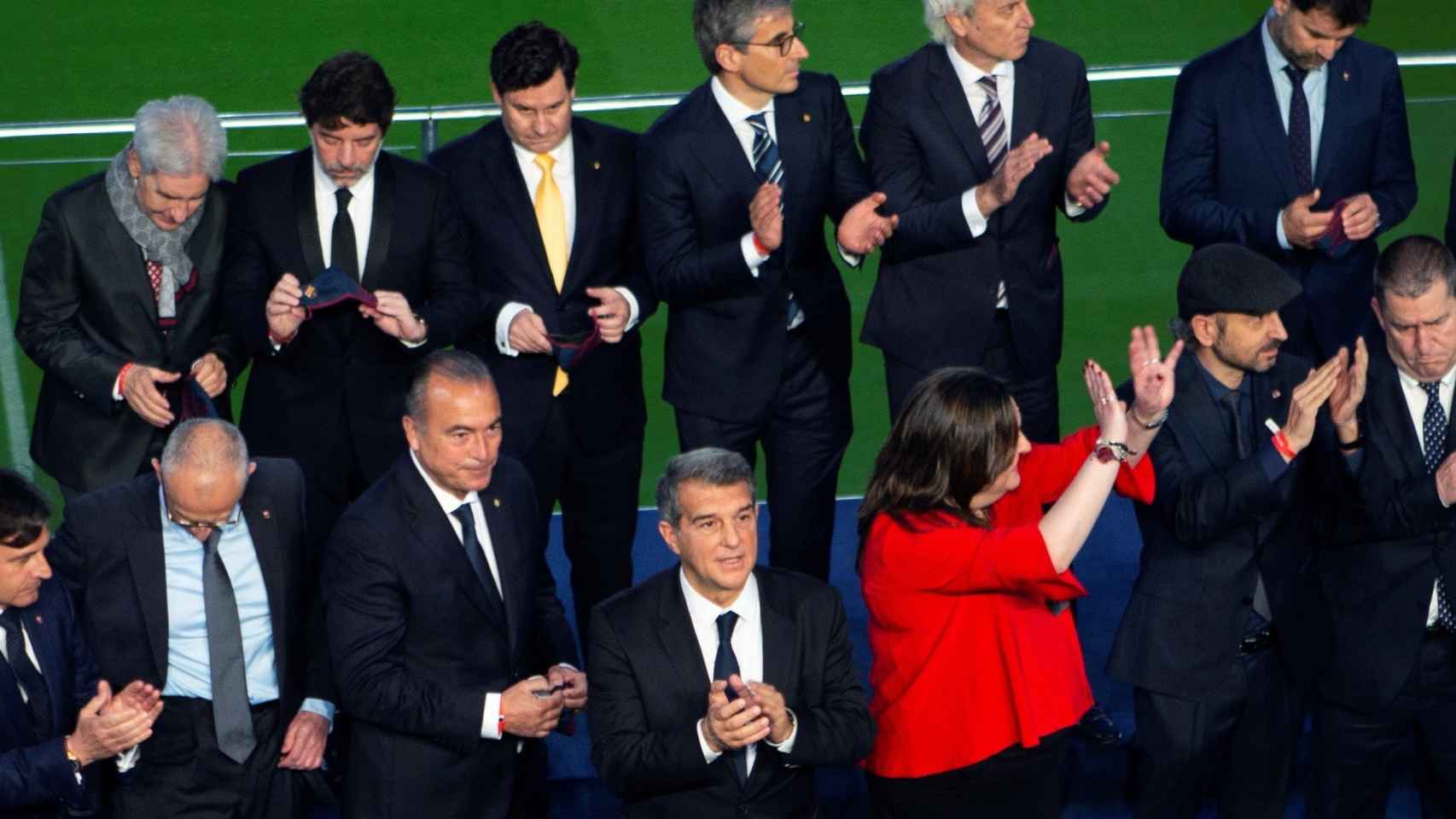 Joan Laporta con su junta directiva en la toma de posesión / EFE