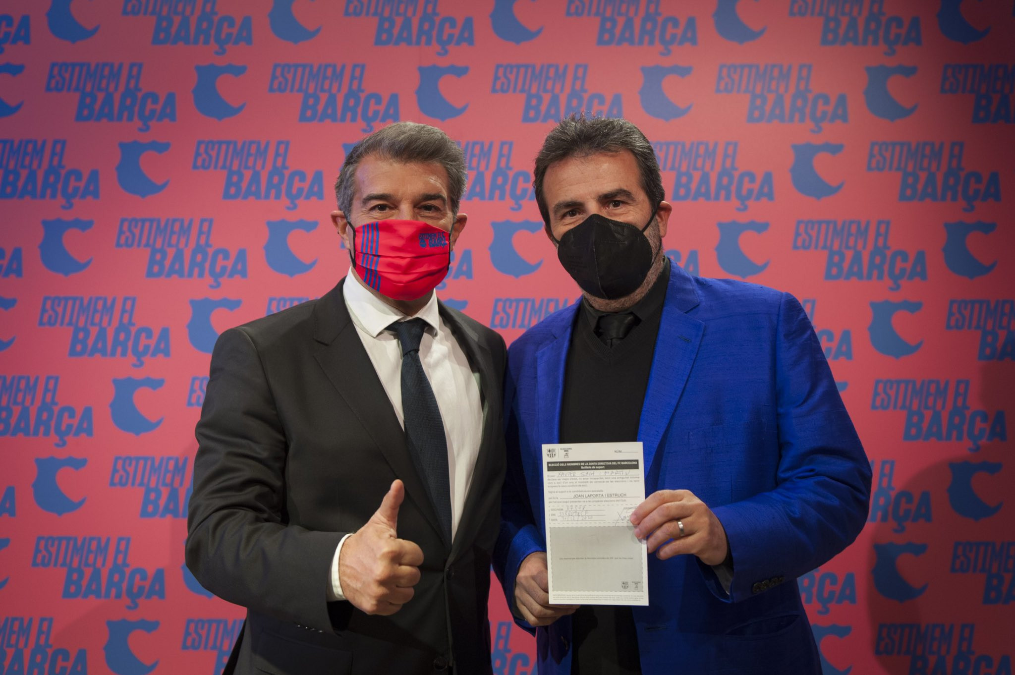 Joan Laporta con Xavier Sala-i-Martin dándole la firma como aval / 'Estiemem el Barça'