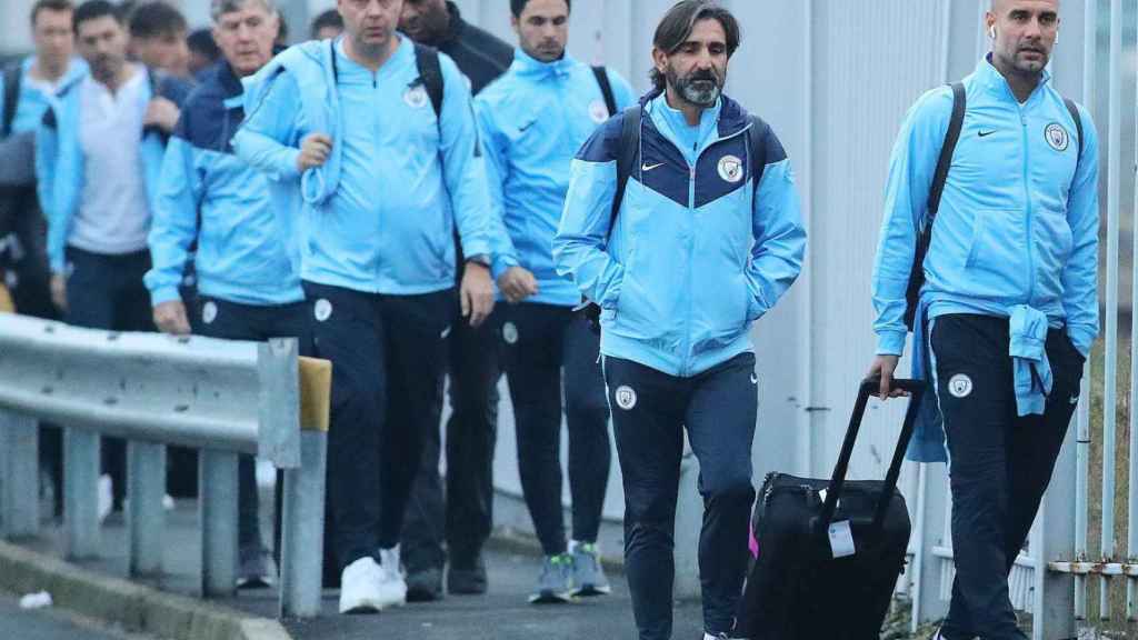 Guardiola y su staff en una concentración del Manchester City / EFE