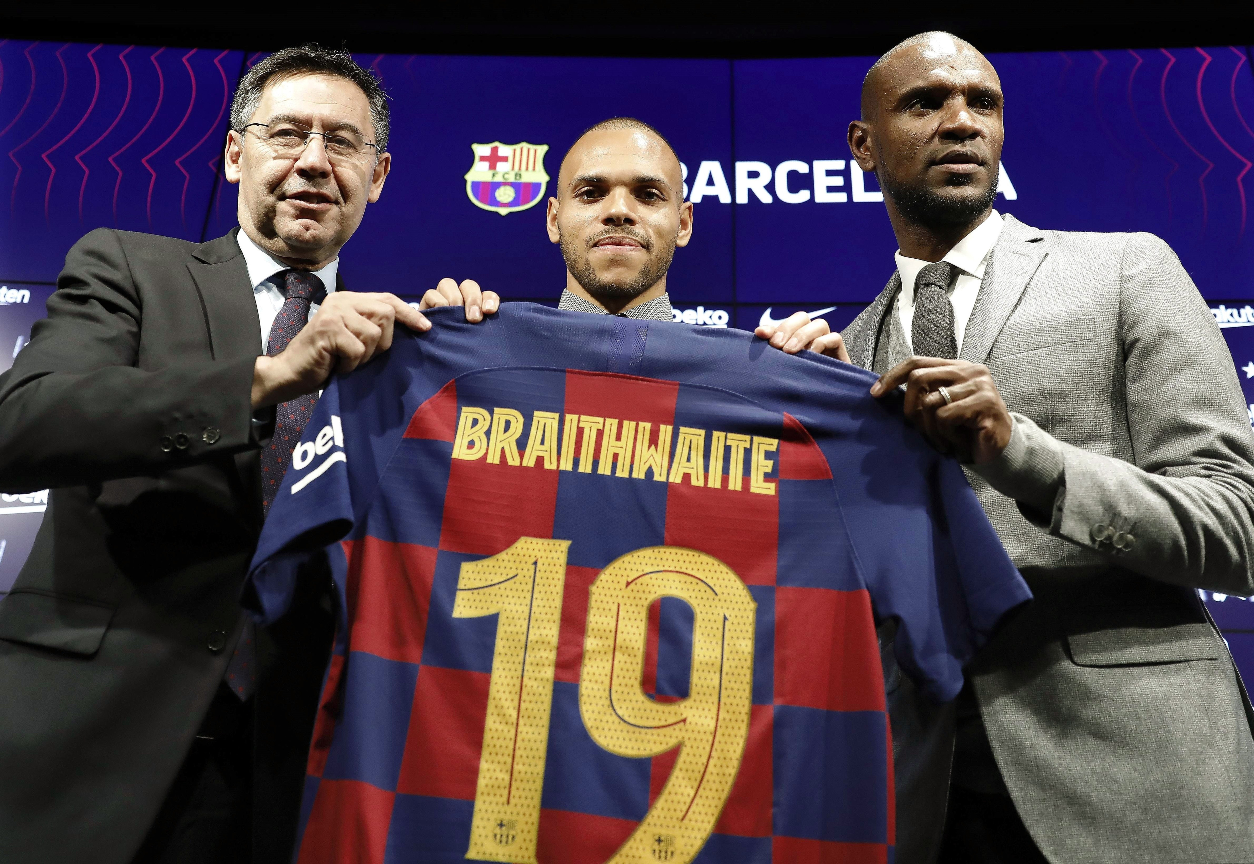 Bartomeu y Abidal, junto a Braithwaite en su presentación | EFE