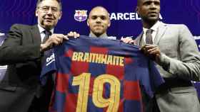 Bartomeu y Abidal, junto a Braithwaite en su presentación | EFE