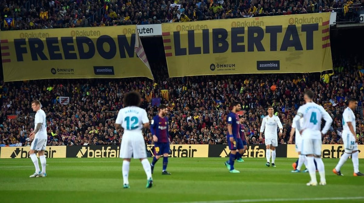 El Camp Nou durante el clásico del curso pasado / EFE