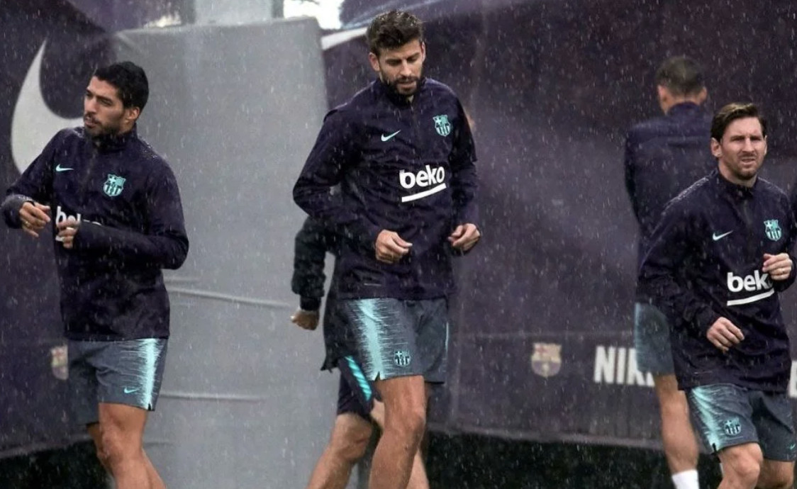 Una foto de Luis Suárez, Gerard Piqué y Leo Messi durante un entrenamiento del Barça / FCB